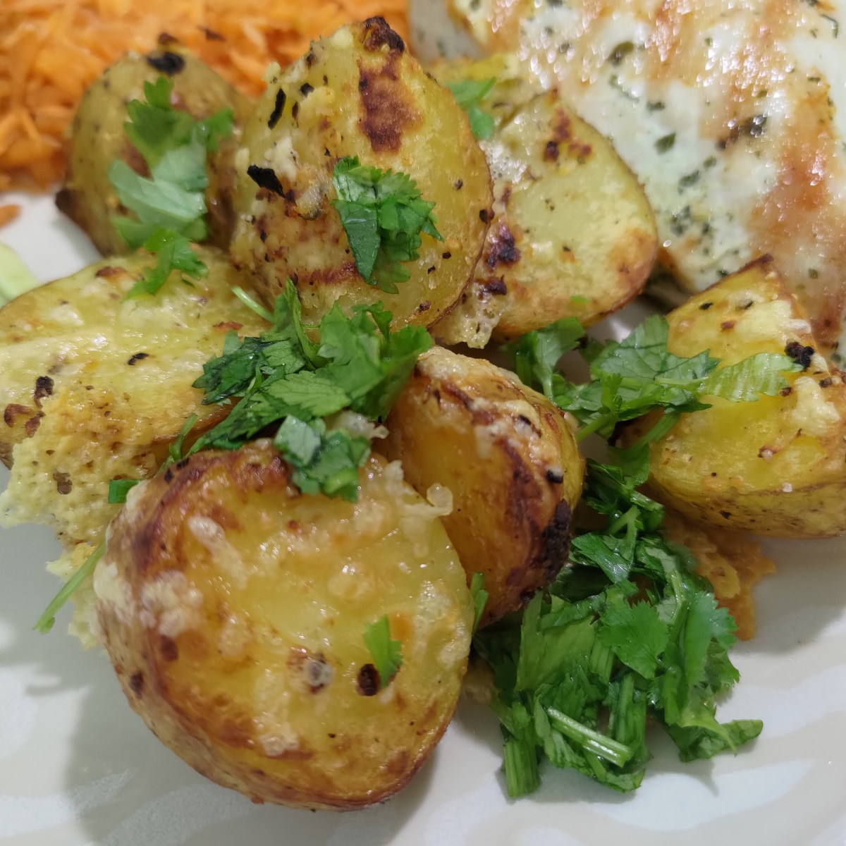 Valkosipulijuustoperunat