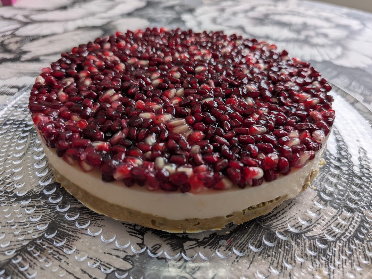 Granaattiomena-vaniljakakku